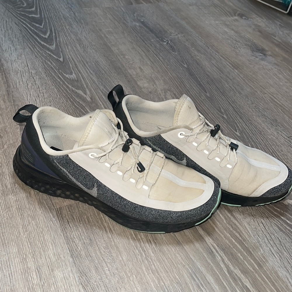 Women’s Nike size 9